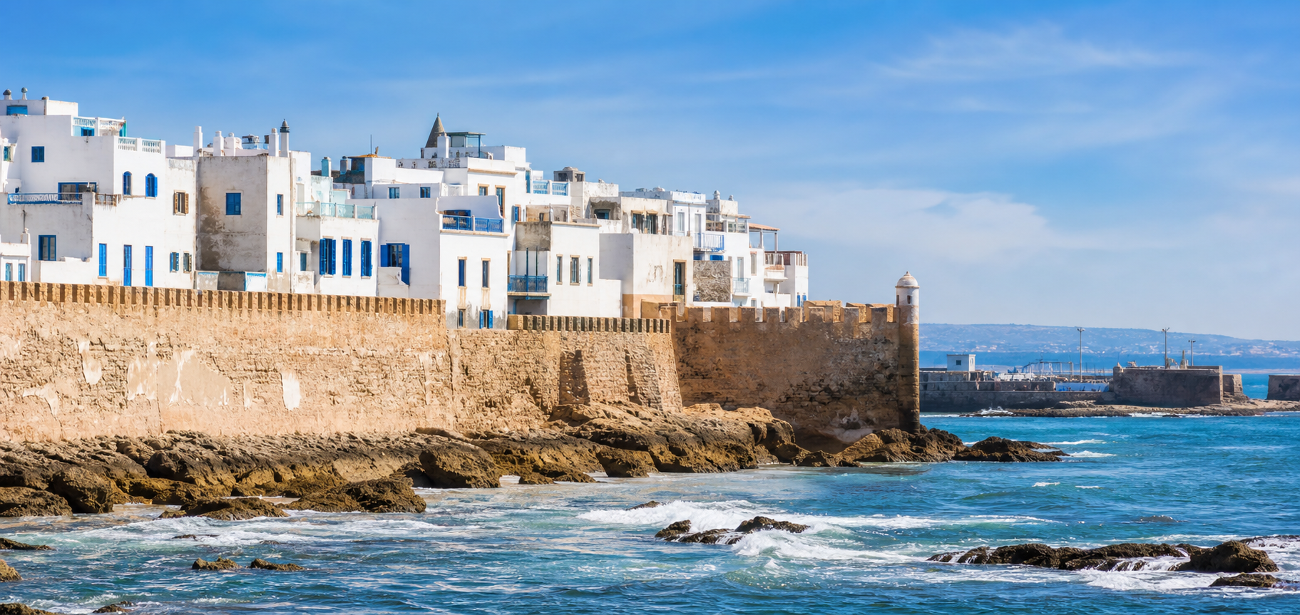 Vue panoramique d'Essaouira avec remparts, médina blanche et océan Atlantique